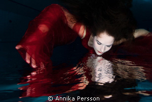 Pool session with lady in red by Annika Persson 